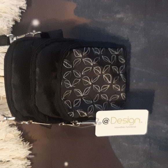 NWT phone purse crossbody leave design adjustable strap black 3 pockets - Picture 1 of 7